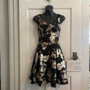 Francesca’s Black/Gold Short Formal